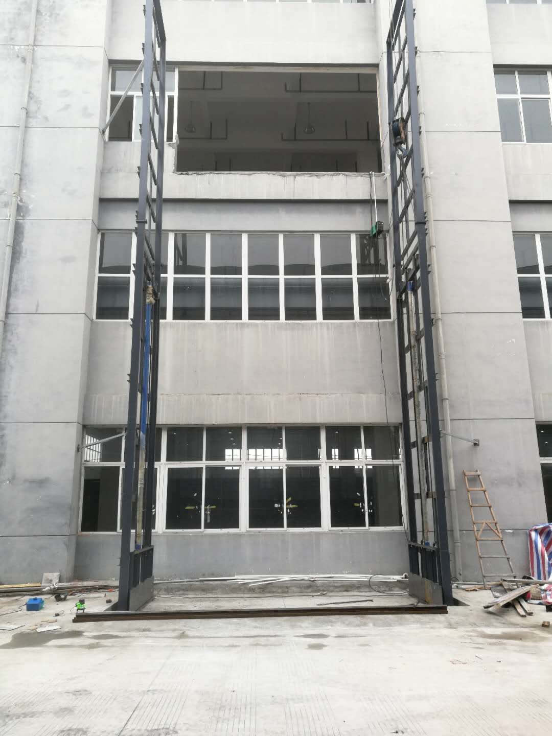 導(dǎo)軌式升降機
